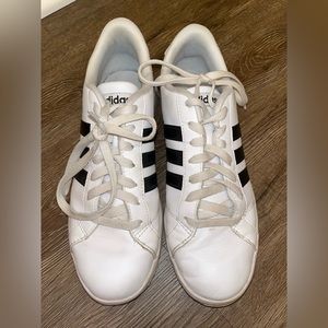 Cute women’s Adidas Sneakers! Size 8 1/2